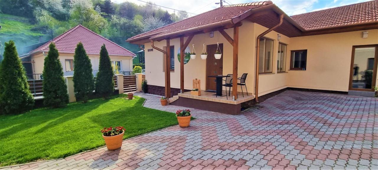 Hos-Cegledi Vendeghaz Miskolc -Oenallo Otthon, Mely Csak Az Oenoeke Eksteriør bilde